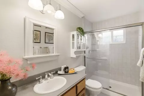 Bath - 1007 Howard Ave, Gilroy, CA 95020 photo 1 of 4