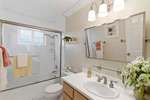 Bath - 1007 Howard Ave, Gilroy, CA 95020 photo 3 of 4