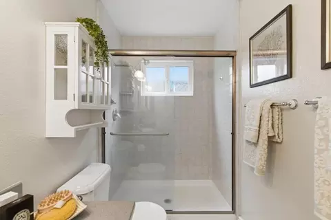 Bath - 1007 Howard Ave, Gilroy, CA 95020 photo 2 of 4