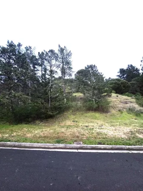 20 Barton Pl, Pacifica, CA 94044