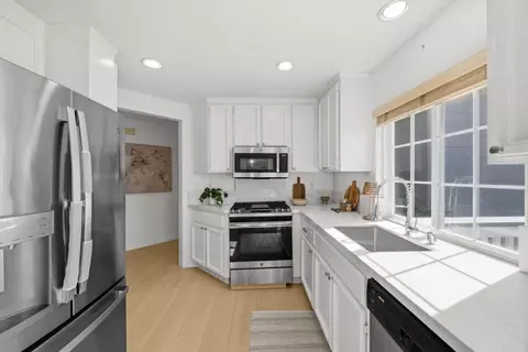 Kitchen - 129 Outlook Cir, Pacifica, CA 94044 photo 4 of 4