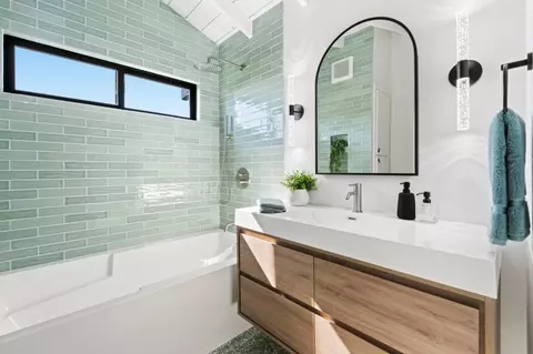 Bath - 210 Thunderbird Dr, Aptos, CA 95003 photo 14 of 16