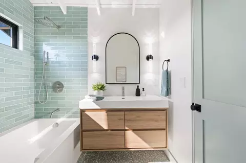 Bath - 210 Thunderbird Dr, Aptos, CA 95003 photo 3 of 16
