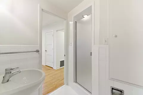 Bath - 601 Corbett Ave, San Francisco, CA 94114 photo 3 of 6