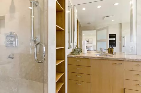 Bath - 601 Corbett Ave, San Francisco, CA 94114 photo 5 of 6