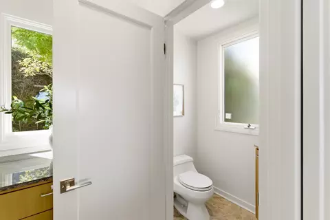 Bath - 601 Corbett Ave, San Francisco, CA 94114 photo 1 of 6
