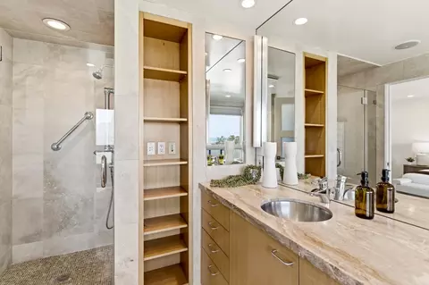 Bath - 601 Corbett Ave, San Francisco, CA 94114 photo 4 of 6