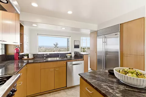 Kitchen - 601 Corbett Ave, San Francisco, CA 94114 photo 3 of 4