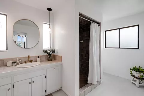 Bath - 524 Middlefield Dr, Aptos, CA 95003 photo 1 of 2