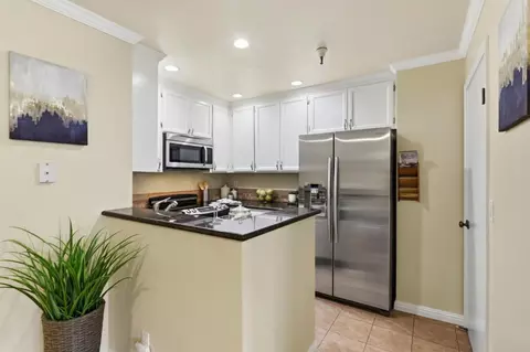 Kitchen - 979 La Mesa Ter #D, Sunnyvale, CA 94086 photo 1 of 5