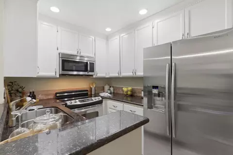 Kitchen - 979 La Mesa Ter #D, Sunnyvale, CA 94086 photo 2 of 5