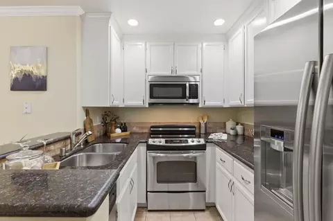 Kitchen - 979 La Mesa Ter #D, Sunnyvale, CA 94086 photo 3 of 5