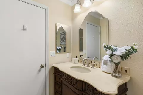 Bath - 979 La Mesa Ter #D, Sunnyvale, CA 94086 photo 3 of 3