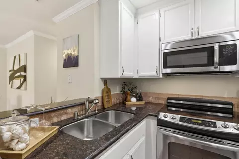 Kitchen - 979 La Mesa Ter #D, Sunnyvale, CA 94086 photo 4 of 5