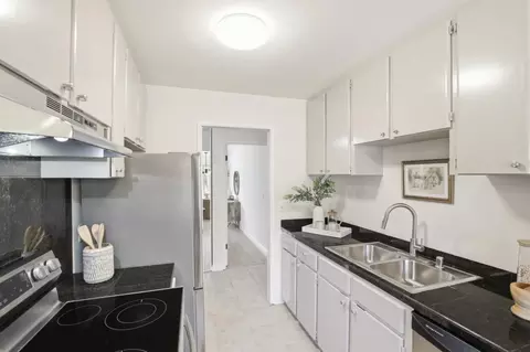 Kitchen - 100 E Middlefield Rd 3b, Mountain View, CA 94043 photo 2 of 4