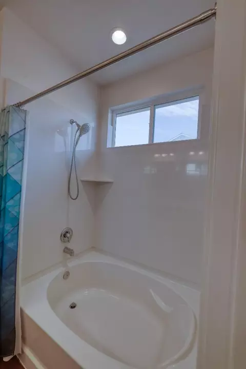 Bath - 915 Rogge Rd, Salinas, CA 93906 photo 3 of 4