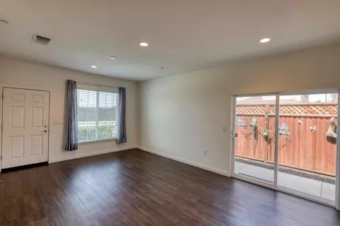 Living - 915 Rogge Rd, Salinas, CA 93906 photo 2 of 4