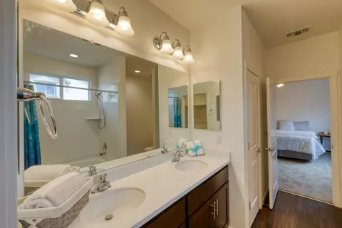 Bath - 915 Rogge Rd, Salinas, CA 93906 photo 1 of 4
