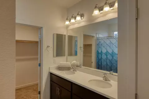 Bath - 915 Rogge Rd, Salinas, CA 93906 photo 2 of 4