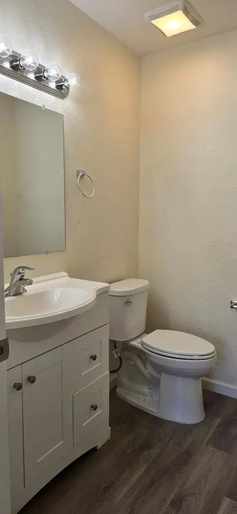 Bath - 1797 Cherokee Dr 4, Salinas, CA 93906 photo 1 of 1
