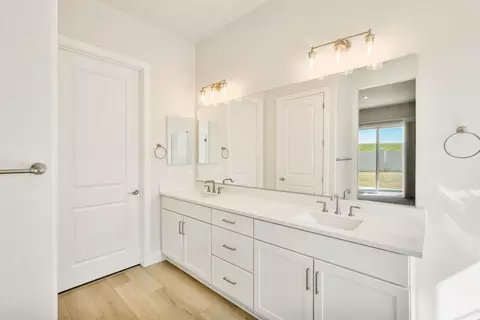 Bath - 1549 Base Ct, Dixon, CA 95620 photo 3 of 5