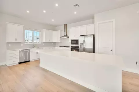 Kitchen - 1549 Base Ct, Dixon, CA 95620 photo 3 of 4