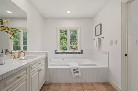 Bath - 216 Bloomfield Rd, Burlingame, CA 94010 photo 2 of 6