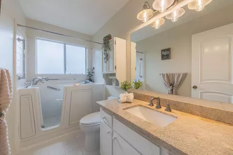 Bath - 15084 Green Oak Pl, Salinas, CA 93907 photo 2 of 2