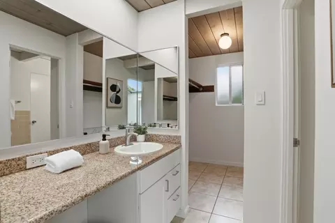 Bath - 931 Mackenzie Dr, Sunnyvale, CA 94087 photo 2 of 5