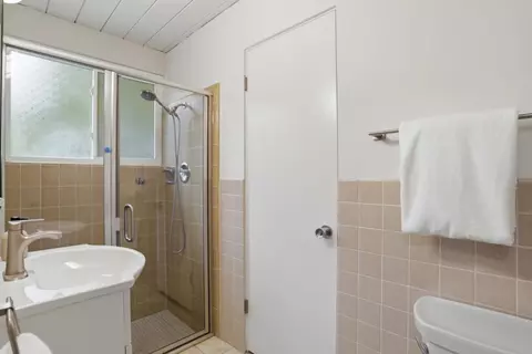 Bath - 931 Mackenzie Dr, Sunnyvale, CA 94087 photo 3 of 5
