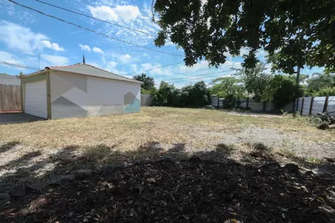 Exterior - 360 E 19th St, Merced, CA 95340 photo 5 of 8
