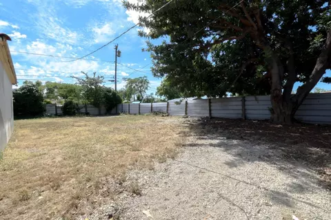 Exterior - 360 E 19th St, Merced, CA 95340 photo 4 of 8