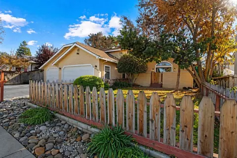 1511 Las Brisas Dr, Hollister, CA 95023