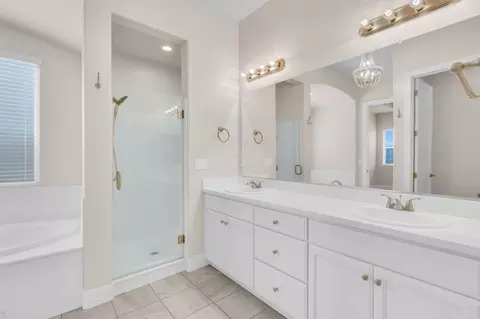 Bath - 1436 Freestone Rd, Manteca, CA 95337 photo 2 of 5