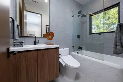 Bath - 655 Hayne Rd, Hillsborough, CA 94010 photo 3 of 6