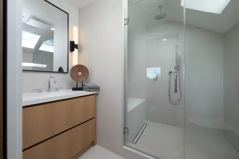 Bath - 655 Hayne Rd, Hillsborough, CA 94010 photo 4 of 6