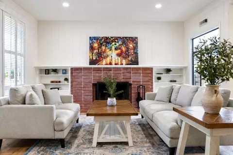 Living - 239 Oak St, Salinas, CA 93901 photo 2 of 5