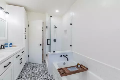 Bath - 239 Oak St, Salinas, CA 93901 photo 4 of 4
