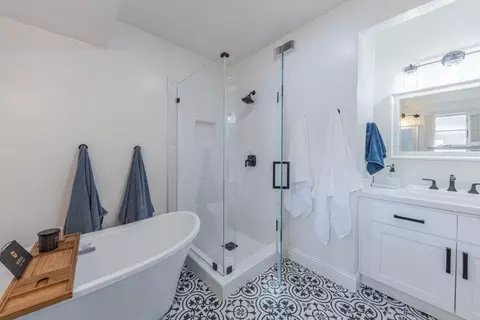 Bath - 239 Oak St, Salinas, CA 93901 photo 3 of 4