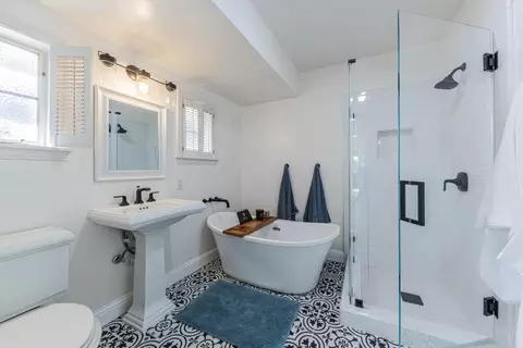 Bath - 239 Oak St, Salinas, CA 93901 photo 2 of 4