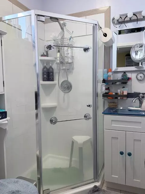 Bath - 247 Madrid St, San Francisco, CA 94112 photo 2 of 4