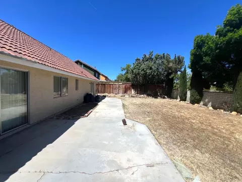 Exterior - 1561 Georgetown Ave, Palmdale, CA 93550 photo 2 of 3