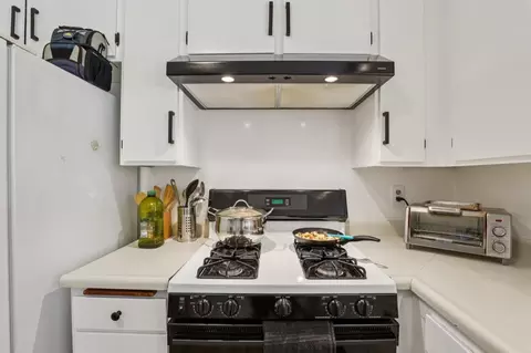 Kitchen - 355 Parkview Ter G1, Vallejo, CA 94589 photo 4 of 4