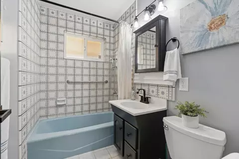 Bath - 8440 Diane Ct, Gilroy, CA 95020 photo 2 of 2