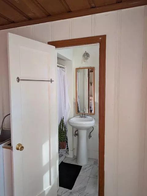 Bath - 640 Park St, Salinas, CA 93901 photo 3 of 4