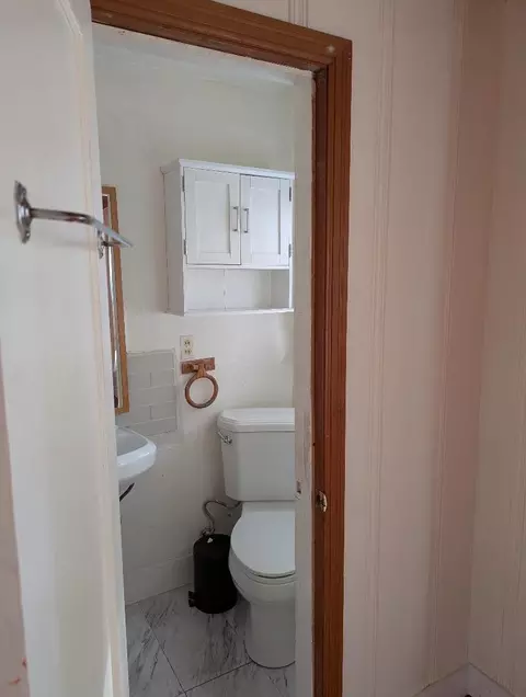 Bath - 640 Park St, Salinas, CA 93901 photo 4 of 4