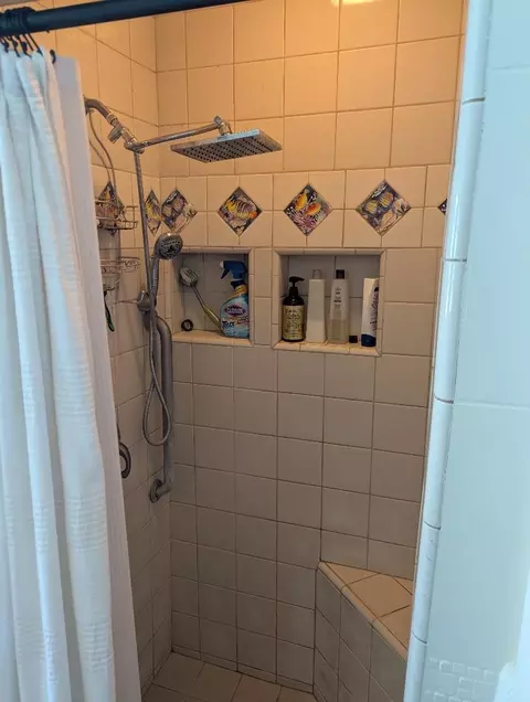Bath - 640 Park St, Salinas, CA 93901 photo 2 of 4