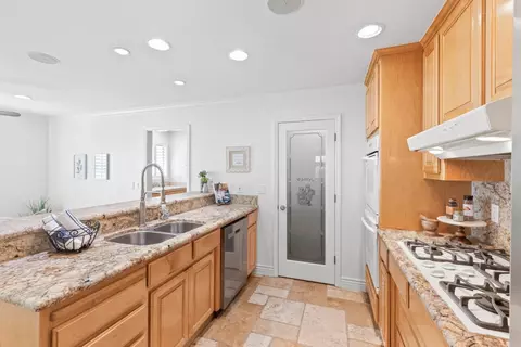 Kitchen - 905 Helen Dr, Hollister, CA 95023 photo 4 of 4