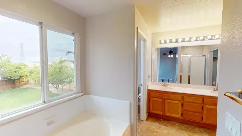 Bath - 949 Barrera St, Soledad, CA 93960 photo 6 of 6