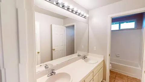 Bath - 949 Barrera St, Soledad, CA 93960 photo 3 of 6